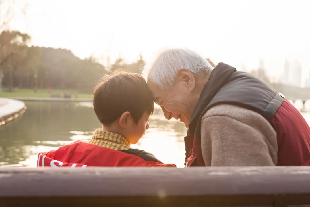 “凭什么姥姥把我带大，却要我多孝顺奶奶？”爸爸的回答令人深思