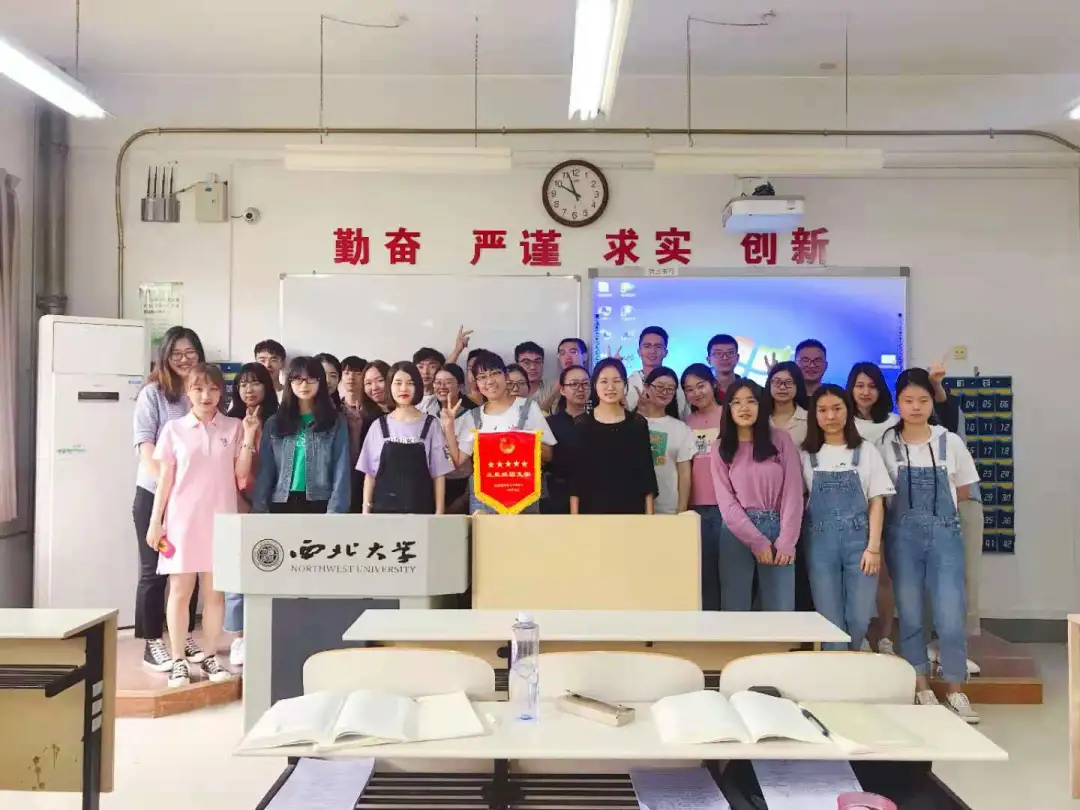 西北大学公共管理学院孙瑞——50门课满绩，三年专业第一！她的大学四年一直在“打对勾”