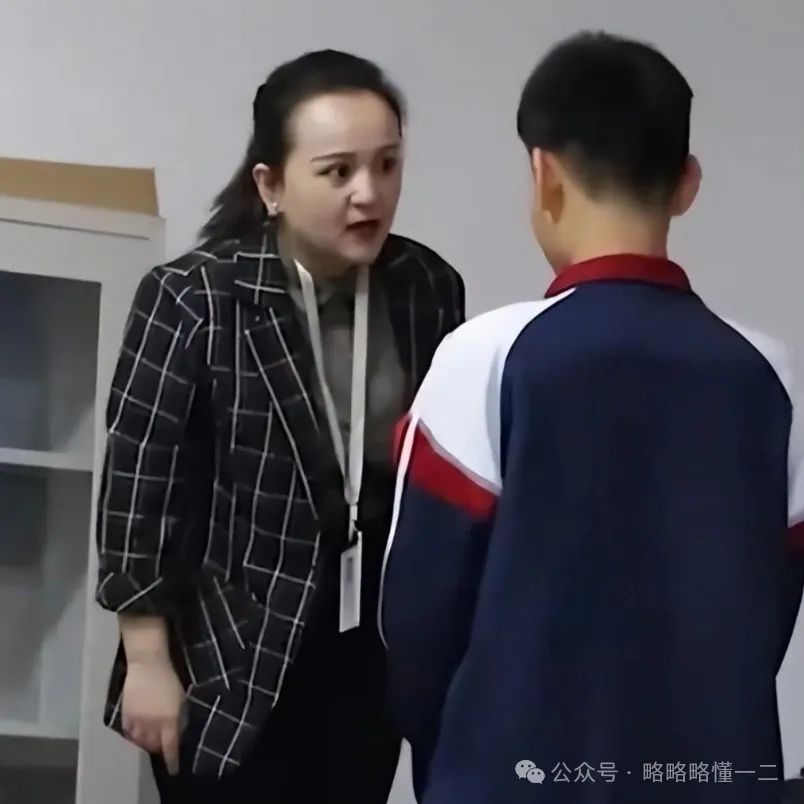 “最萌身高差”90后女老师站凳子训话学生，输身高但不输气势！