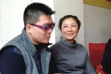 贵州3岁男孩被拐后，爸爸抑郁自杀，妈妈寻子25年后发现：儿子竟是自己的好友……