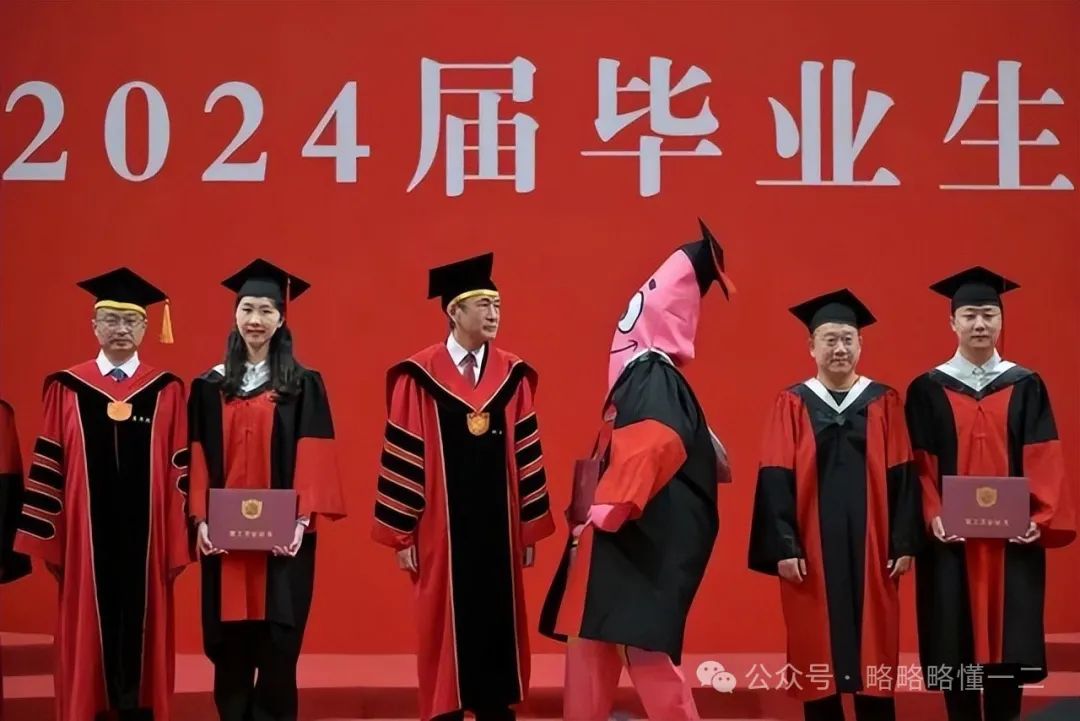 毕业大学生的二手群能有多离谱？没钥匙的锁头，吃剩下的炸鸡！