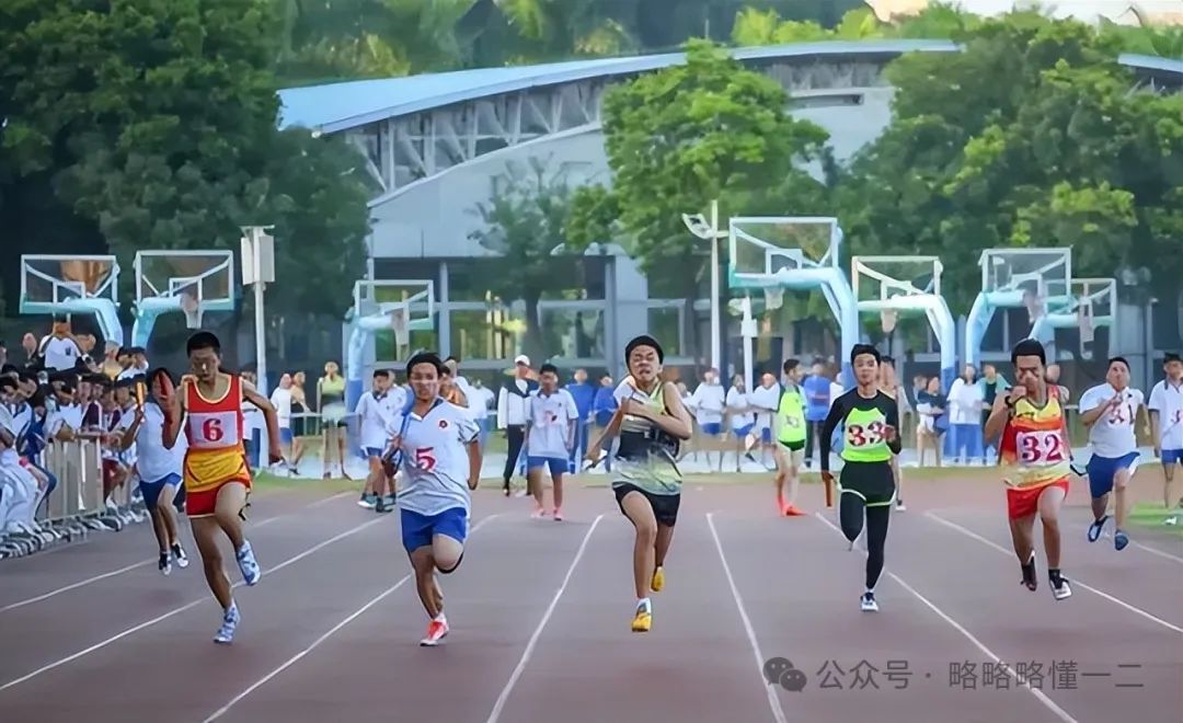 “跑食堂不是挺快的吗？”高中生运动会拉条幅，互动变互怼，笑惨了！