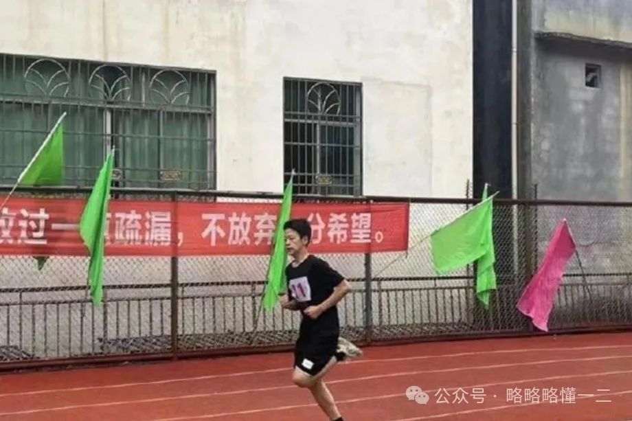 学校拍宣传片成“招生减章”，把人都给拍扭曲了，学生：我要起诉！