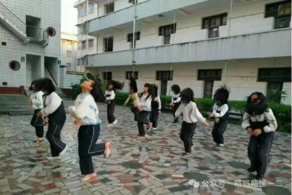 学校拍宣传片成“招生减章”，把人都给拍扭曲了，学生：我要起诉！