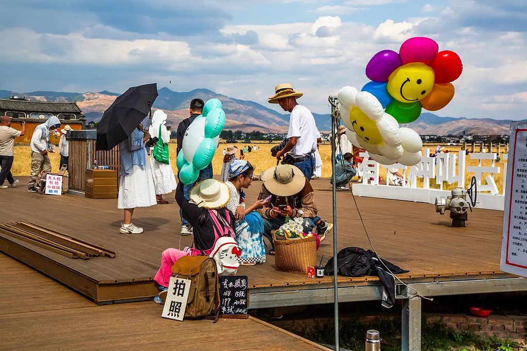 制造「流水线公主」的旅拍店，卷不动了