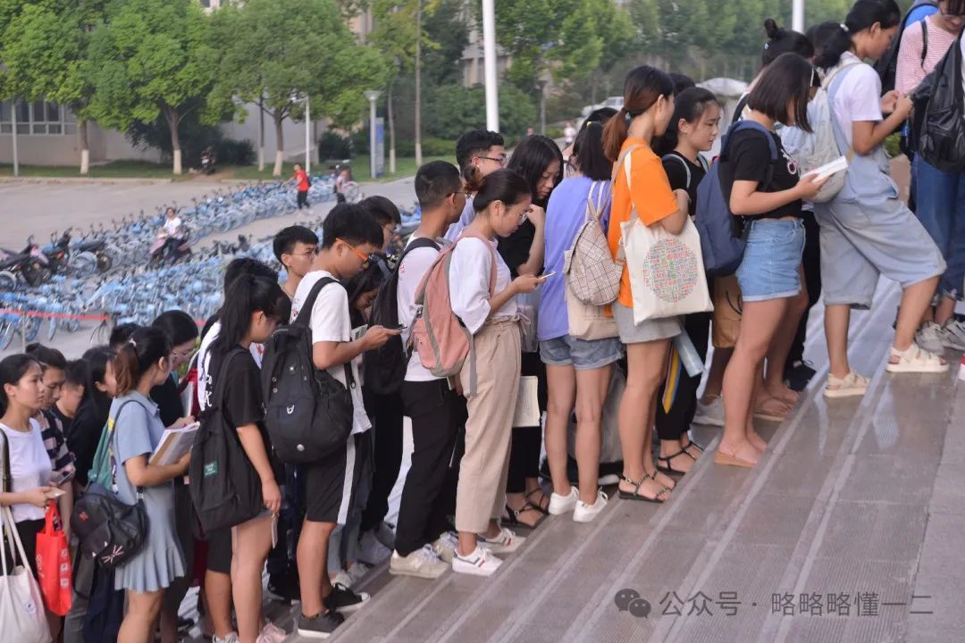 把平板放图书馆！大学生为了逼自己早起能有多拼呢？真是绞尽脑汁