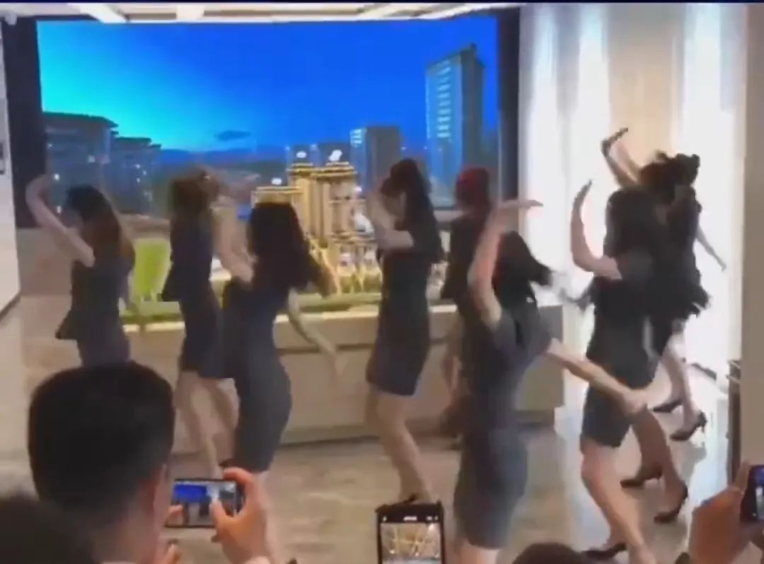 南京理发店的超短牛仔裤美女热舞火了：没想到评论区吃相一个比一个难看…