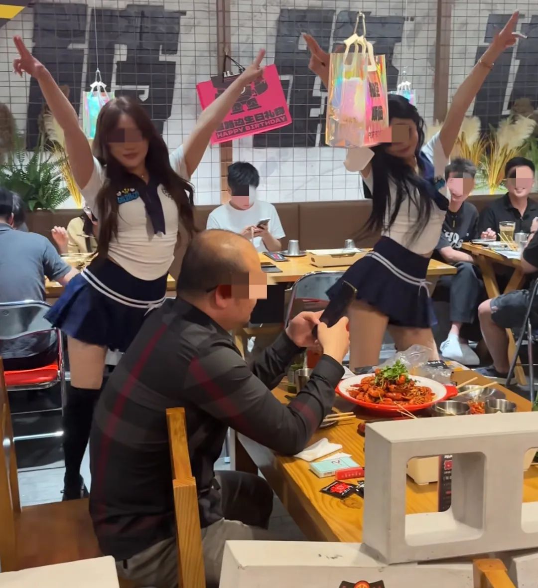 南京理发店的超短牛仔裤美女热舞火了：没想到评论区吃相一个比一个难看…