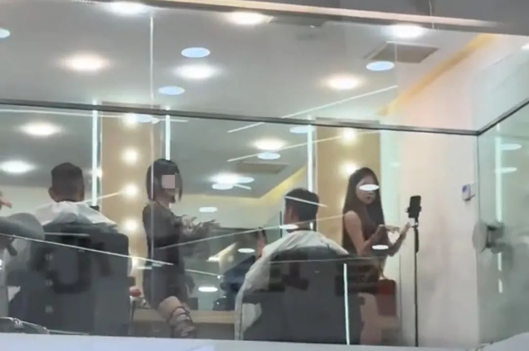 南京理发店的超短牛仔裤美女热舞火了：没想到评论区吃相一个比一个难看…