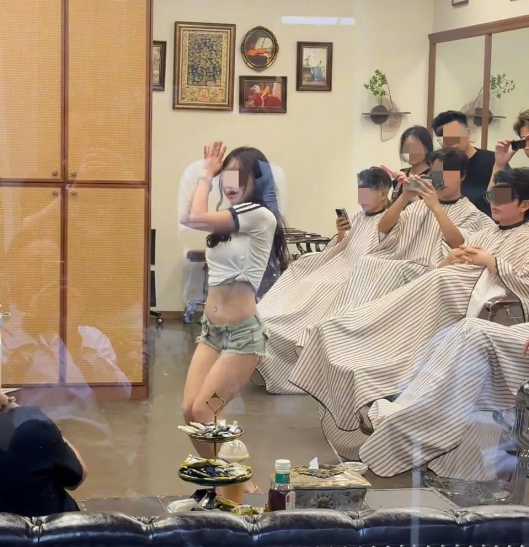 南京理发店的超短牛仔裤美女热舞火了：没想到评论区吃相一个比一个难看…