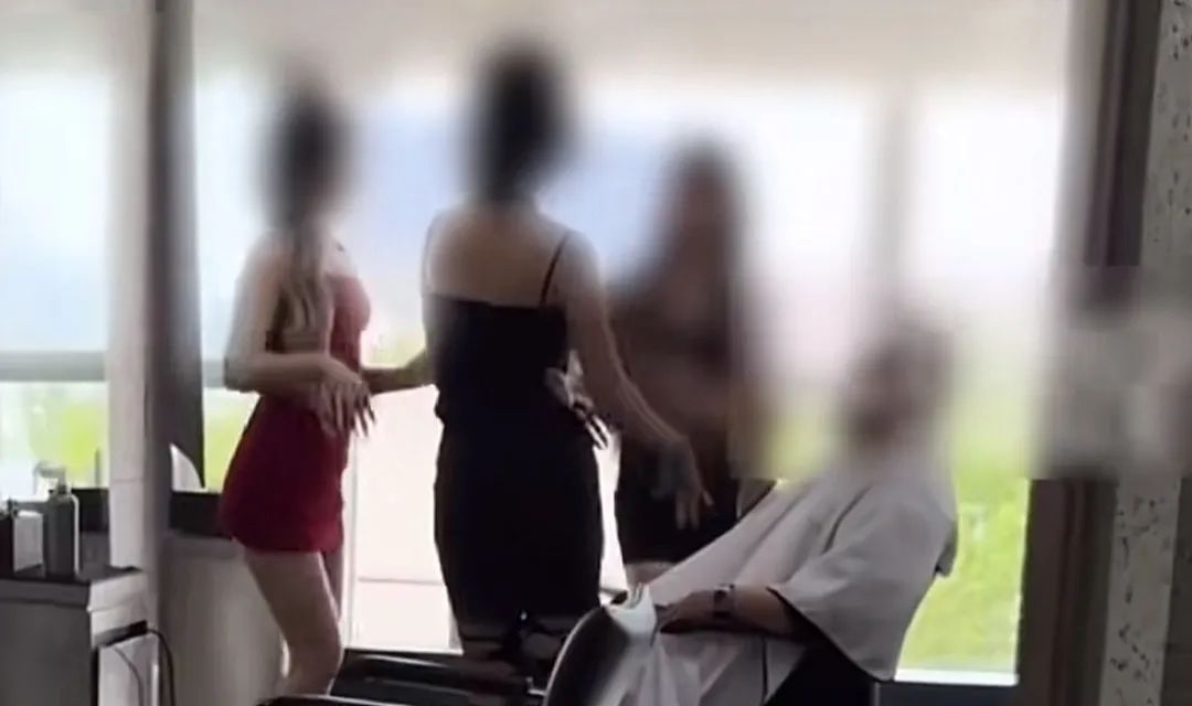 南京理发店的超短牛仔裤美女热舞火了：没想到评论区吃相一个比一个难看…