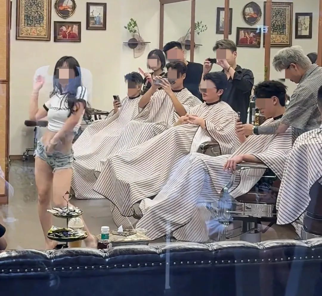 南京理发店的超短牛仔裤美女热舞火了：没想到评论区吃相一个比一个难看…